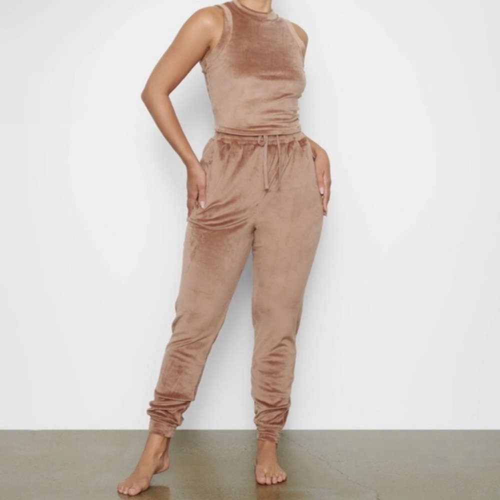 SKIMS Velour Jogger Pants - Sienna